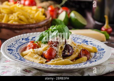 Pâtes aux légumes cuits, simple et délicieux, garni de fromage parmesan Banque D'Images