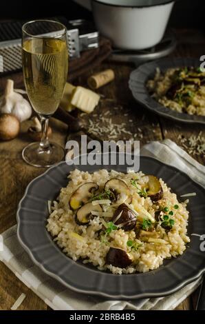 Italien d'origine risotto aux champignons et parmesan Banque D'Images