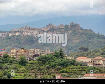 Vue d'un lointain italienne de Sicile nommé Castiglione di Sicilia Banque D'Images