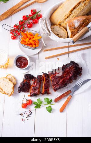 Côtes levées barbecue d'un grill au charbon Banque D'Images