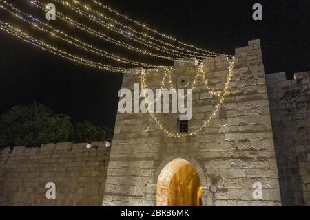 Les décorations du Ramadan à la porte d'Hérode aussi Bab el Zahra ou la porte de Shaar ha Prachim (hébreu) ou la porte de fleurs dans le mur nord de la vieille ville de Jérusalem-est Israël Banque D'Images