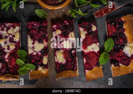 Crumble aux fruits rouges traditionnelle tchèque, de délicieux crumble simple, fruits des bois et de menthe Banque D'Images