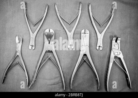 les différentes pinces coupantes latérales chirurgicales se trouvent côte à côte sur un champ chirurgical Banque D'Images
