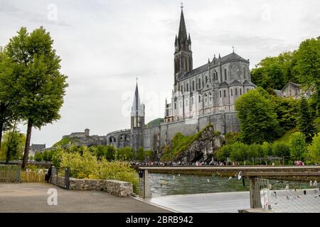 Vue sur la basilique de Lourdes en France Banque D'Images