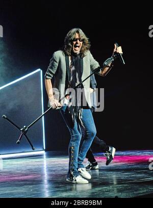 19 mai 2020 - l'étranger a annoncé qu'il avait annulé son Juke Box Heroes Tour 2020 avec le Kansas et l'Europe à cause de COVID-19. Photo du dossier : Foreigner 2019 Tour, FirstOntario concert Hall, Hamilton, Ontario, Canada. (Image crédit : © Brent Perniac/AdMedia via ZUMA Wire) Banque D'Images