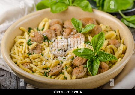 Spaetzle maison, barbecue saucisses et fromages frais, des herbes sur bois rustique, la photographie culinaire Banque D'Images