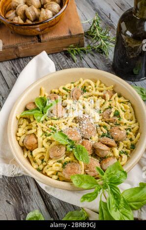 Spaetzle maison, barbecue saucisses et fromages frais, des herbes sur bois rustique, la photographie culinaire Banque D'Images