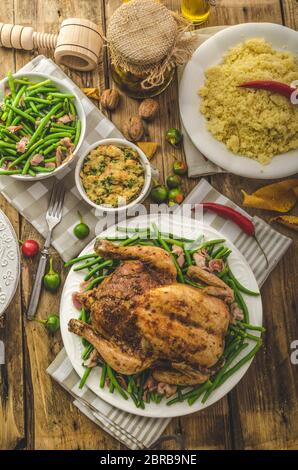Poulet farci au four avec des herbes et des piments, le couscous et les fèves au lard jeunes délicieux Banque D'Images