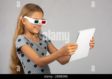 La fille est à la recherche de couleur à l'aide de lunettes 3D anaglyphe de la technologie 3D sans lunettes Banque D'Images