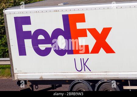 FedEx Haulage livraison de camions, camion, transport, camion, transporteur de fret, véhicule, transport commercial européen, industrie, M6 à Manchester, Royaume-Uni Banque D'Images