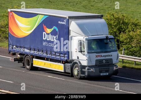 DULUX couleur XPO Logistics transport camions, camion, transport, camion, porte-cargaison, véhicule Renault, transport commercial européen, industrie, M6 à Manchester, Royaume-Uni Banque D'Images