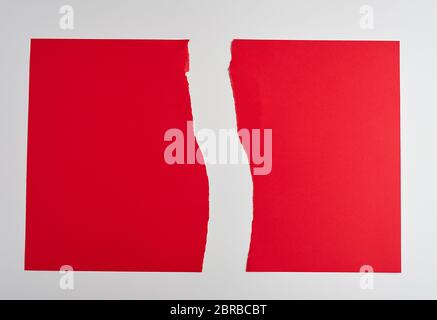 Déchiré à moitié vide en feuille de papier rouge sur fond blanc, Close up Banque D'Images