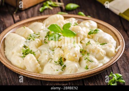 Gnocchi au fromage avec sauce au fromage bleu et galic, fines herbes sur le dessus, un délice food Banque D'Images