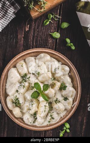 Gnocchi au fromage avec sauce au fromage bleu et galic, fines herbes sur le dessus, un délice food Banque D'Images