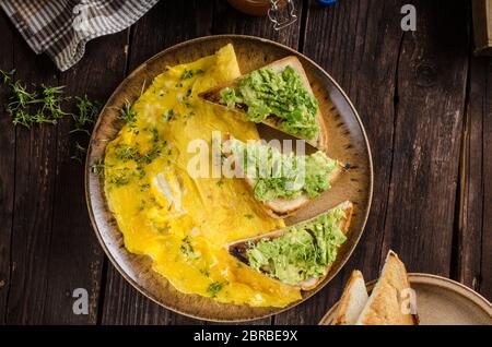 Gnocchi au fromage avec sauce au fromage bleu et galic, fines herbes sur le dessus, un délice food Banque D'Images