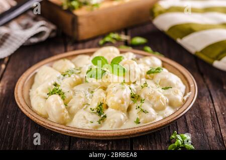 Gnocchi au fromage avec sauce au fromage bleu et galic, fines herbes sur le dessus, un délice food Banque D'Images