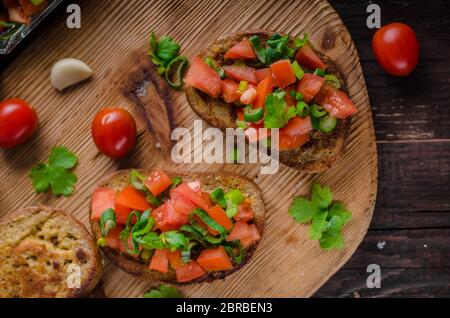 L'ail français toast avec une salade de légumes, de l'alimentation, la photographie 340bio l'ail et les herbes Banque D'Images