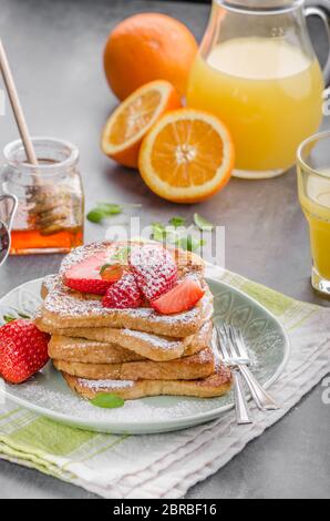 Du pain perdu aux fraises, un délice le petit-déjeuner, la photographie culinaire, stylisme culinaire Banque D'Images