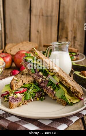 Chipotle-Avocado Sandwich d'été, Recette bio, manger sain clean Banque D'Images