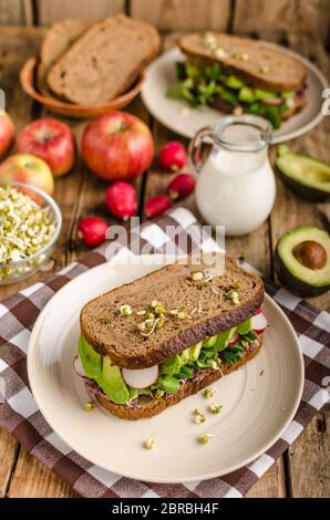 Chipotle-Avocado Sandwich d'été, Recette bio, manger sain clean Banque D'Images