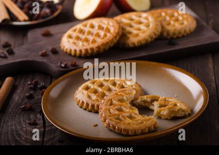 Les cookies avec Apple, de remplissage, de l'alimentation maison 340photographie, stock de nourriture Banque D'Images