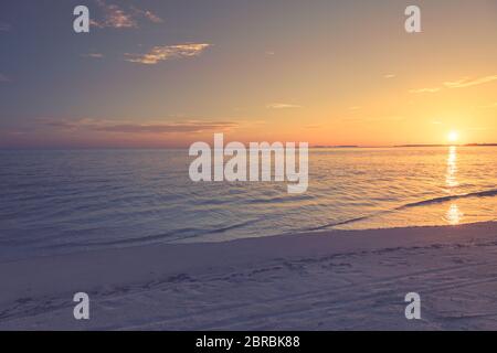 Concept de ciel de sable de mer, couleurs de coucher de soleil nuages, horizon, bannière horizontale d'arrière-plan. Paysage naturel inspirant, superbes couleurs, paysage merveilleux Banque D'Images