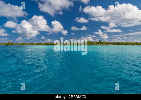 Bel atoll maldivien avec plage blanche vue de la mer. Lagon tropical et paradis insulaire Banque D'Images