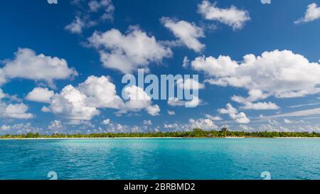 Bel atoll maldivien avec plage blanche vue de la mer. Lagon tropical et paradis insulaire Banque D'Images