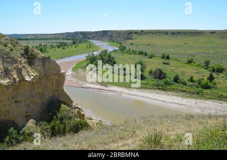 Printemps dans les Badlands du Dakota du Nord : surplombant Beef Corral Wash sur la rivière Little Missouri dans l'unité sud du parc national Theodore Roosevelt Banque D'Images