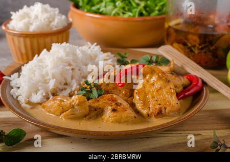 Délicieux poulet au curry avec du riz blanc, simple mais pleine de saveurs Banque D'Images