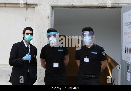 Rome, Italie. 20 mai 2020. Les membres du personnel de la Galleria Borghese portent des masques, des écrans faciaux et des gants à Rome, en Italie, le 20 mai 2020. Les principaux musées et sites culturels italiens ont prévu une phase post-verrouillage de leurs activités de nos jours, selon des protocoles de sécurité stricts pour éviter la contagion du coronavirus et pour espérer une nouvelle relation avec les visiteurs. Crédit: Cheng Tingting/Xinhua/Alay Live News Banque D'Images