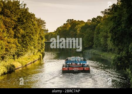 Berlin, Allemagne. 21 mai 2020. Un cargo intérieur navigue sur le canal de Teltow dans les premières heures du matin le jour de l'Ascension. Crédit : Carsten Koall/dpa/Alay Live News Banque D'Images