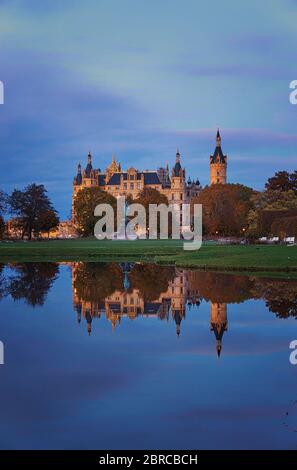 Ciel bleu et eau bleue avec château de Schwerin en arrière-plan. Mecklembourg-Poméranie-Occidentale, Allemagne Banque D'Images