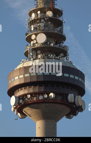 Madrid, Espagne - 19 mai 2020 : gros plan de la tour de télévision et de radio numériques Torrespaña au coucher du soleil, avec son essaim de paraboles satellite. Banque D'Images