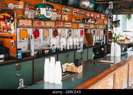 Key West, Floride, États-Unis - juillet 11 2012: Comptoir de bar avec machines à fard à joues dans Flying Monkeys Saloon, un bar en plein air tropical dans les Florida Keys Banque D'Images