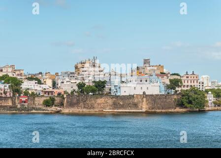 San Juan, Porto Rico - 29 avril 2019 : bâtiments sur la côte de San Juan, Porto Rico. Banque D'Images