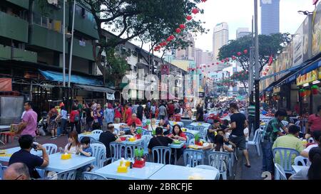 Des personnes non identifiées dînent sur Jalan Alor Bukit Bintang. Jalan Alor à Bukit Bintang est célèbre pour ses nombreux stands de nourriture et ses restaurants en plein air Banque D'Images