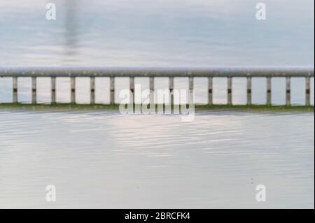 Vue d'un étang de carrière avec un accent particulier sur un marquage réfléchissant pour les non-nageurs de la côte avec ciel nuageux et eau calme dans le nord de Germa Banque D'Images