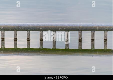 Vue d'un étang de carrière avec un accent particulier sur un marquage réfléchissant pour les non-nageurs de la côte avec ciel nuageux et eau calme dans le nord de Germa Banque D'Images