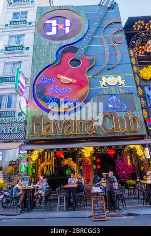 Bar musical, rue piétonne Bui Vien, Pham Ngu Lao, Ho Chi Minh ville, Vietnam, Asie Banque D'Images