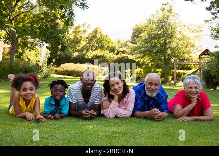 Famille dehors dans le jardin Banque D'Images