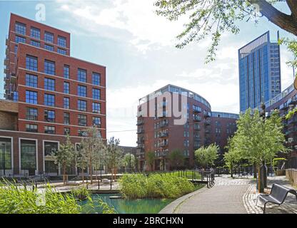 Nouveaux bureaux et appartements au bord du canal à Canada Water, Londres. Un nouveau secteur résidentiel s'est développé dans les années 1980 sur le site des anciens Surrey Docks. Banque D'Images