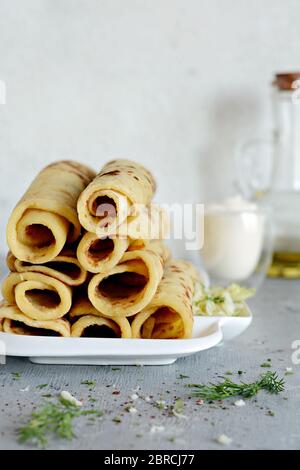 Lefse norvégien les galettes de pommes de terre sur un fond clair avec du fromage et des verts. Une cuisine traditionnelle scandinave. Banque D'Images