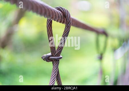 Câble de câble métallique de levage sur le pont, câble métallique de sangle de l'attache et a un grand pont de suspension d'ancrage avec fond flou. Banque D'Images