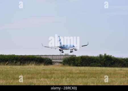 Un avion TUI débarque à l'aéroport international de Bristol le 5 juillet 2018 Banque D'Images