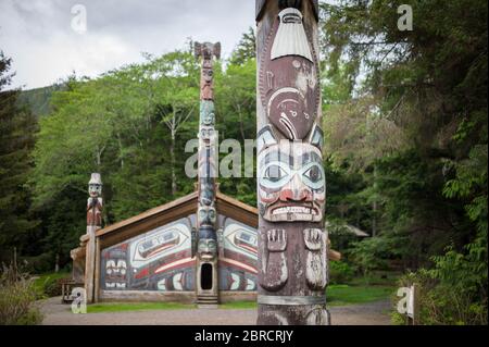 Le parc historique de Totem Bight, Ketchikan, Alaska, États-Unis, présente une collection de totem amérindiens et la maison de clan du Raven. Banque D'Images