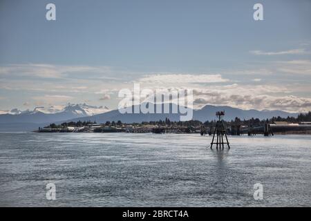 Les Narrows de Wrangell offrent des vues panoramiques et des bouées de marqueur à l'extérieur de Petersbourg, dans le sud-est de l'Alaska, aux États-Unis. Banque D'Images