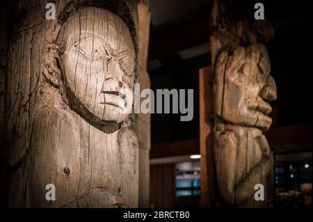 Totem à l'exposition dans le centre du patrimoine Totem, musées Ketchikan, Ketchikan, Alaska, Etats-Unis. Banque D'Images