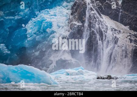 Le glacier South Sawyer, dans le sud-est de l'Alaska, aux États-Unis, est un glacier actif d'eau de marée qui se forme fréquemment en veaux, créant des icebergs dans le fjord Tracy Arm. Banque D'Images