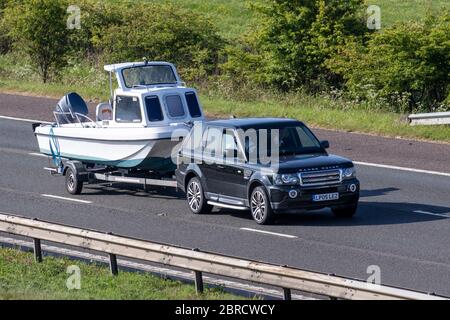 2007 Land Rover Range Rover SP HSE TDV8 NOIR REMORQUE pour bateau ; véhicules mobiles pour la circulation routière, voitures conduisant un véhicule sur les routes britanniques, moteurs, conduite sur l'autoroute M6 Banque D'Images